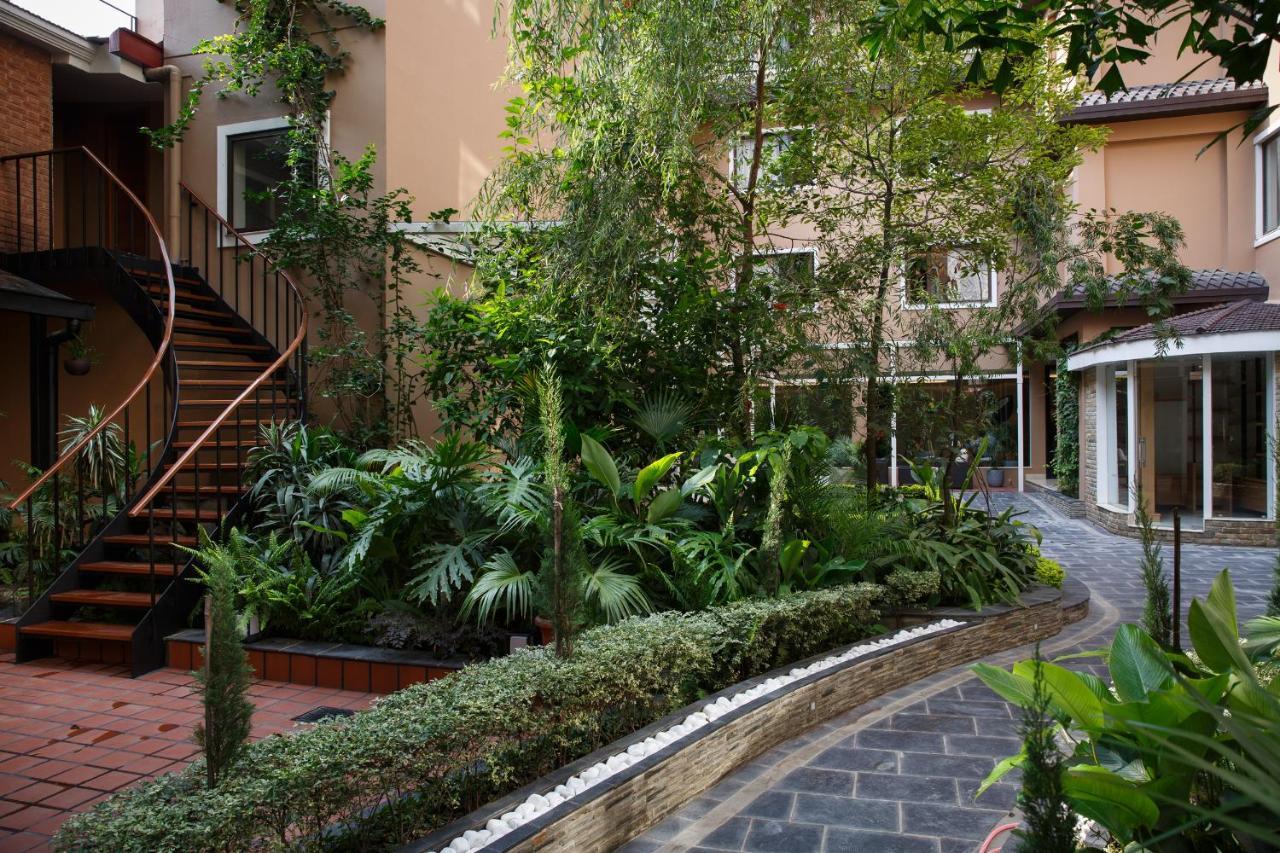 Hotel Thrive, A Tropical Courtyard カトマンズ エクステリア 写真