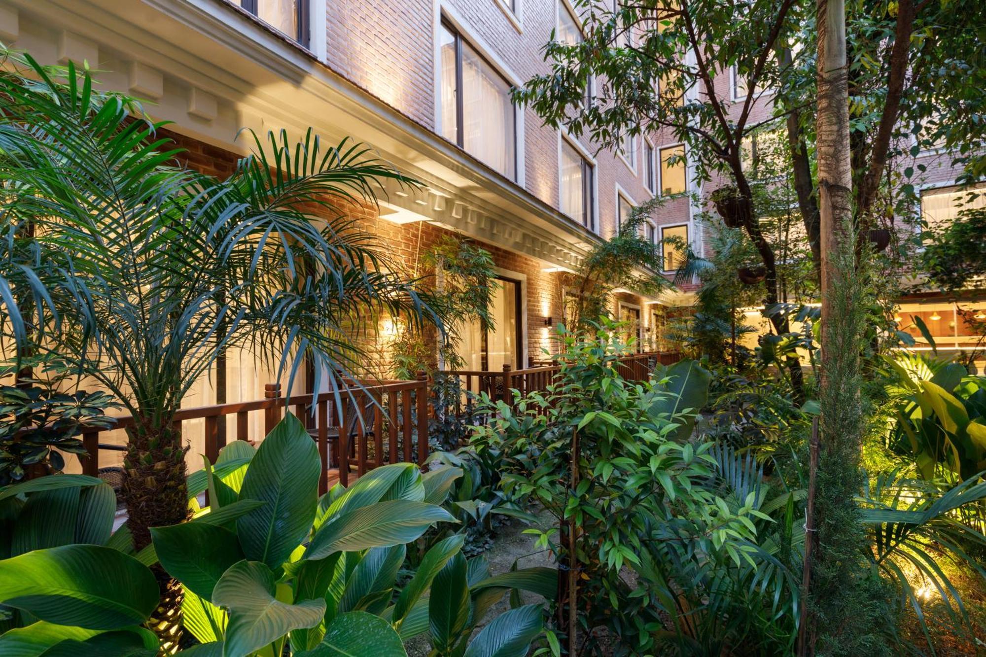 Hotel Thrive, A Tropical Courtyard カトマンズ エクステリア 写真