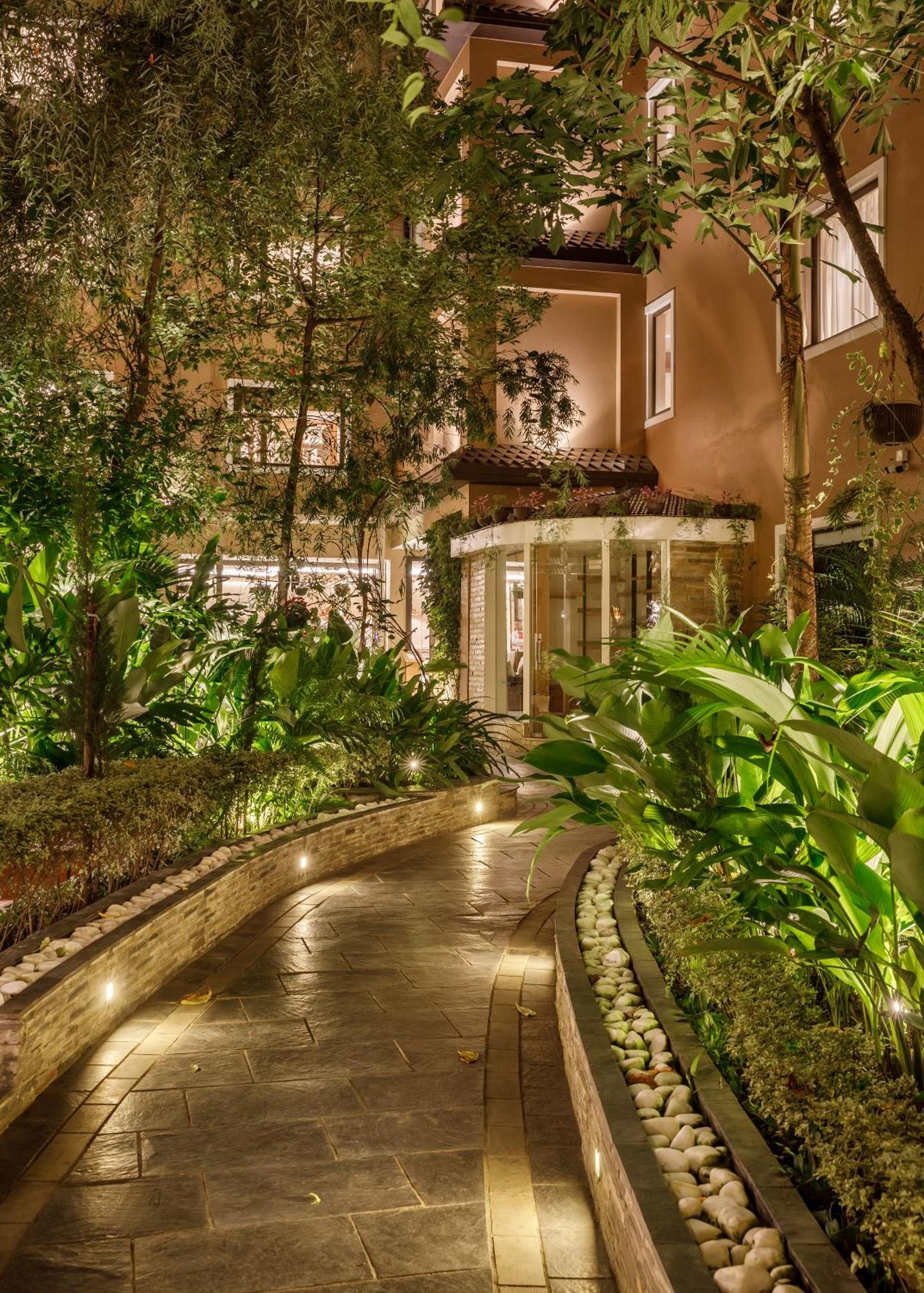 Hotel Thrive, A Tropical Courtyard カトマンズ エクステリア 写真